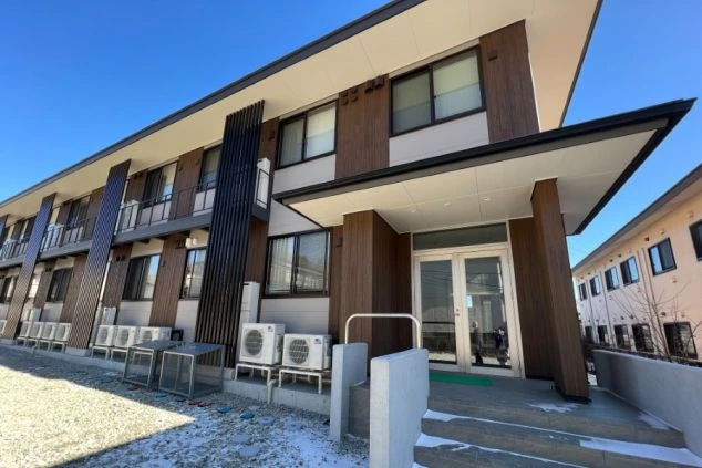 築浅でモダンな外観の寮の建物。リゾートバイトで利用できる、綺麗な個室寮の外観イメージ。