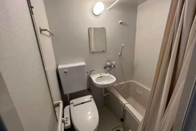 寮の居室にある、清潔感のあるユニットバス。リゾートバイトの個室寮に完備された、充実した設備