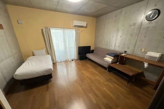 リゾートバイトの個室寮の部屋の画像。