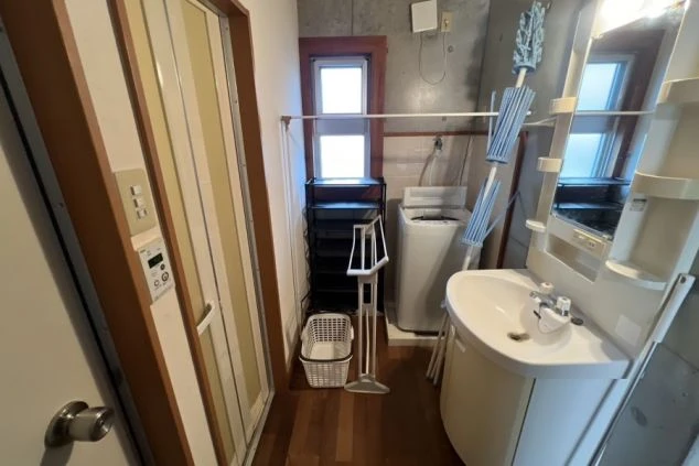 リゾートバイトの個室寮の共用洗面所の画像。