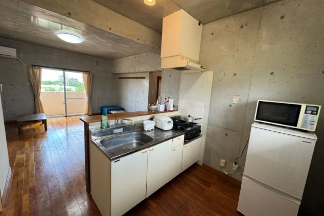 リゾートバイトのペア寮のリビングの画像。