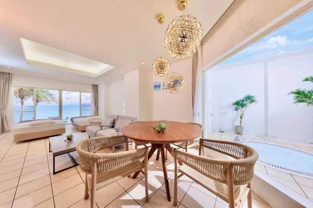 沖縄のリゾートバイト客室清掃。高級ヴィラのリビングルームとフローリングの清掃