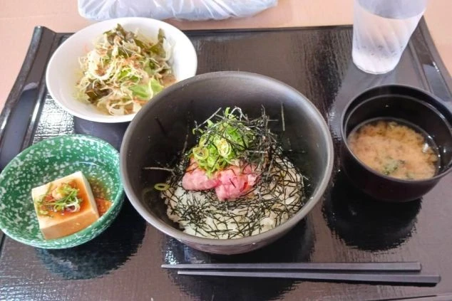 新鮮なネギトロ丼に味噌汁、サラダ、冷奴が添えられた充実のまかない。