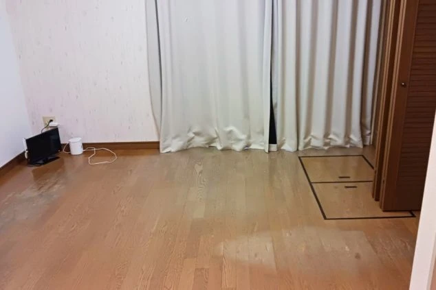 フローリングが綺麗な広々とした個室寮の室内。リゾートバイト中のプライベート時間をゆったりと過ごせる居住空間。