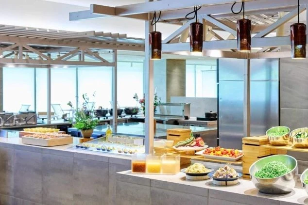 リゾートホテルのビュッフェレストラン会場。レストランホールやキッチン業務のリゾートバイト求人イメージ。