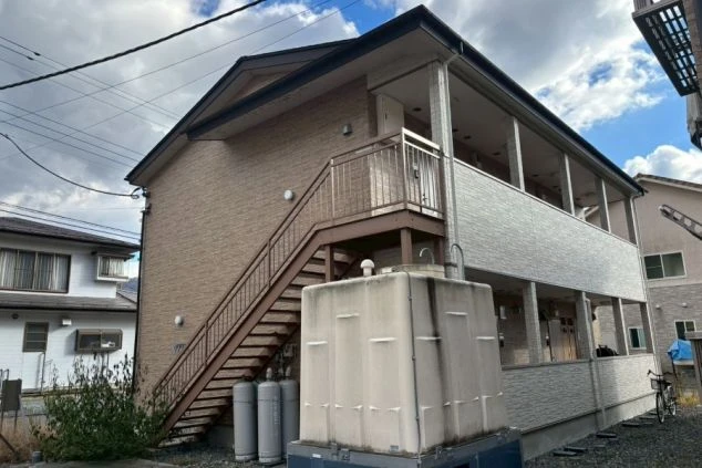 リゾートバイトの住み込み生活を支える、きれいで清潔感のある完全個室寮の外観。アパートタイプの寮で、プライベートを確保しながら安心して働ける生活環境。