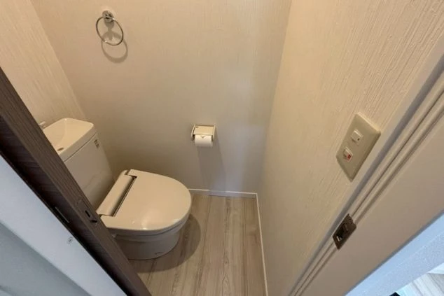 白を基調とした明るく衛生的な空間。プライベートが確保された個室寮完備の求人で、女性にも人気の高い生活環境のイメージ。