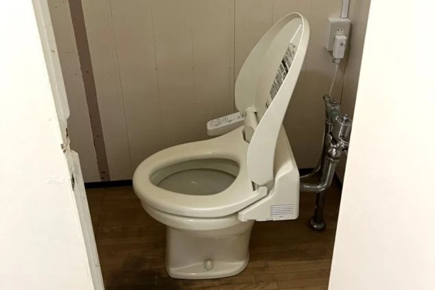 リゾートバイト先の相部屋寮にある共用トイレの画像。