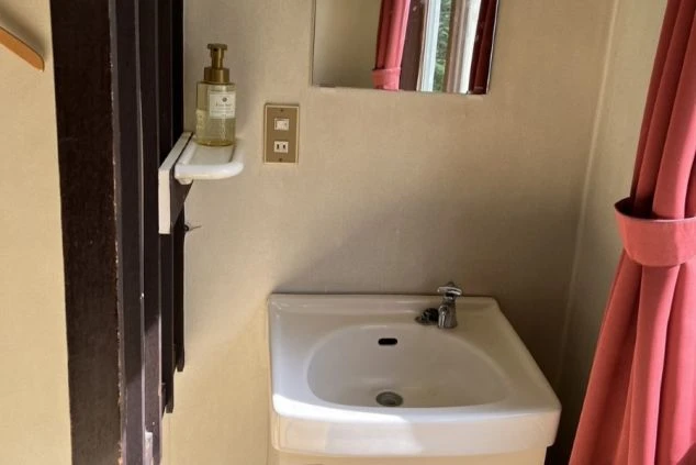 リゾートバイト先の相部屋寮にある共用の洗面台の画像。