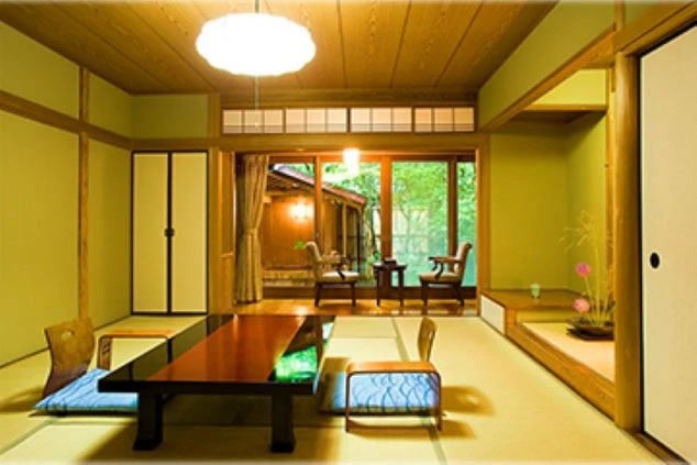 仲居・客室係が接客を行う和室のイメージ。伝統的な日本家屋の温かみがある職場環境