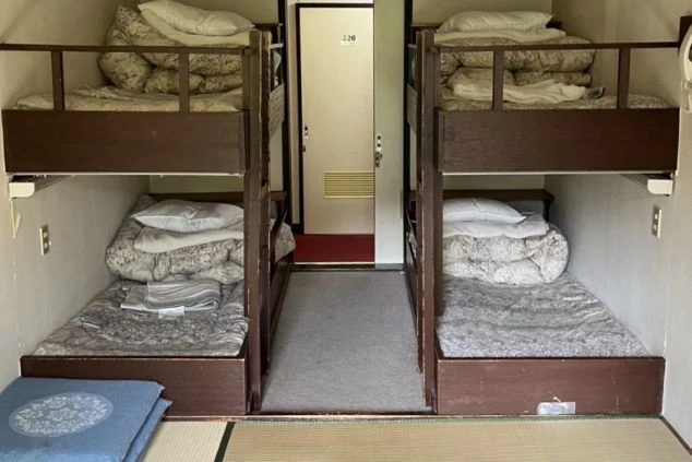 リゾートバイト先の相部屋寮にある二段ベッド2つの画像。