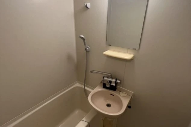 リゾートバイト寮の浴槽、洗面台の画像。