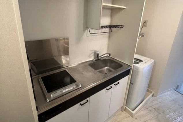 リゾートバイトの個室寮内のキッチンの画像。