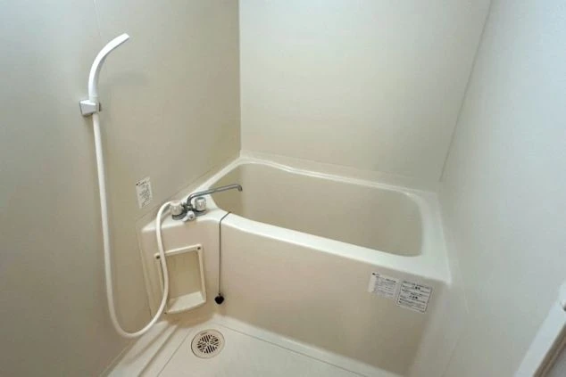 個室内に完備された、シャワー付きのユニットバスの画像。リゾートバイトの仕事終わりでも、自室でゆっくりと疲れを癒やせるプライベートバス。