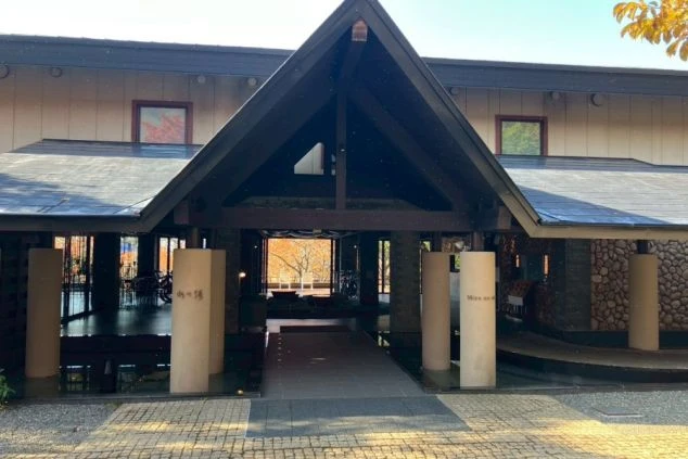 しこつ湖鶴雅リゾートスパ 水の謌のエントランス外観。北海道支笏湖エリアで人気の高級リゾートバイト勤務地。