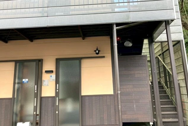 リゾートバイト住み込みスタッフ用の個室寮外観。和モダンなデザインの、新しくて綺麗なアパートタイプの寮。