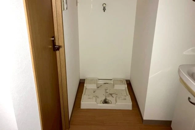 リゾートバイト個室寮の室内設備。専用の洗濯機置き場が室内にあり、共用ではなく自室で洗濯ができるので便利。