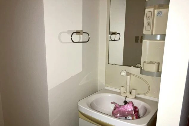 リゾートバイト個室寮の独立洗面台。室内に専用の洗面スペースがあり、朝の身支度もスムーズにできる居住環境。