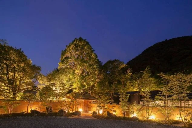 リゾートバイトで人気の高級旅館。夜のライトアップが美しい和風庭園と落ち着いた外観