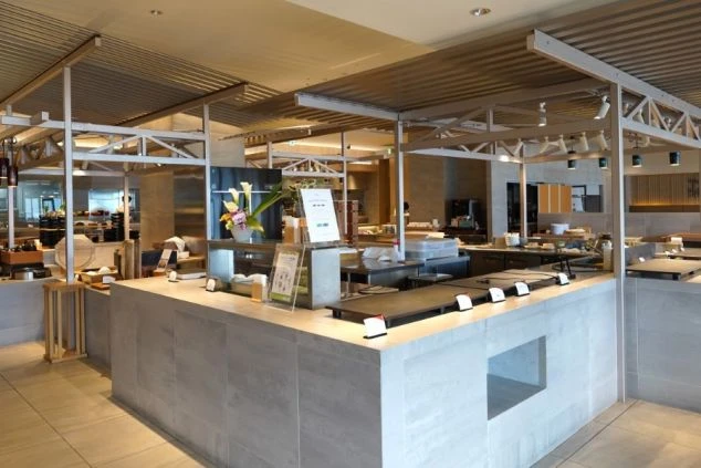 ダンでスタイリッシュなオープンキッチン付レストラン。