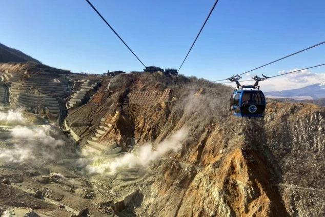 箱根・大涌谷の上空を走る箱根ロープウェイ。休日に観光名所を巡れる、箱根エリアのリゾートバイトが人気。