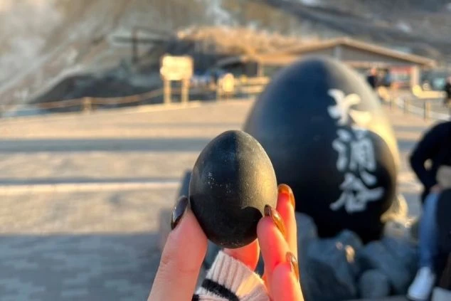 大涌谷の名物「黒たまご」。観光客に人気のグルメスポットを休日に満喫できる箱根のリゾートバイト。