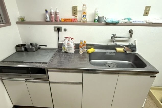 リゾートバイト寮の共用キッチンの画像。IHコンロやシンク、調理器具が揃うスタッフ専用スペース。