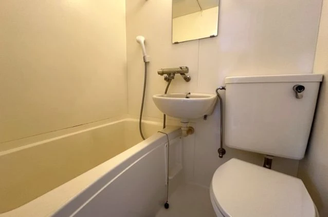 リゾートバイト寮のユニットバスの画像。浴槽、シャワー、洗面台、トイレが一体となっており、プライベートな空間で利用できます。