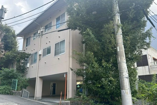 熱海エリアのリゾートバイト拠点となる、清潔感のあるマンションタイプの従業員寮の外観画像。