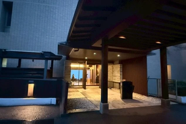 夜のエントランス外観。熱海エリアのハイクラスな宿泊施設