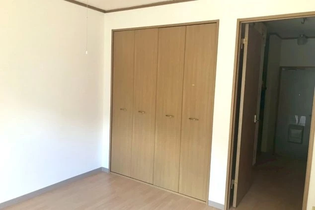 リゾートバイトの完全個室寮。大きなクローゼット完備の綺麗な洋室で、荷物が多い方も安心の充実した収納力。