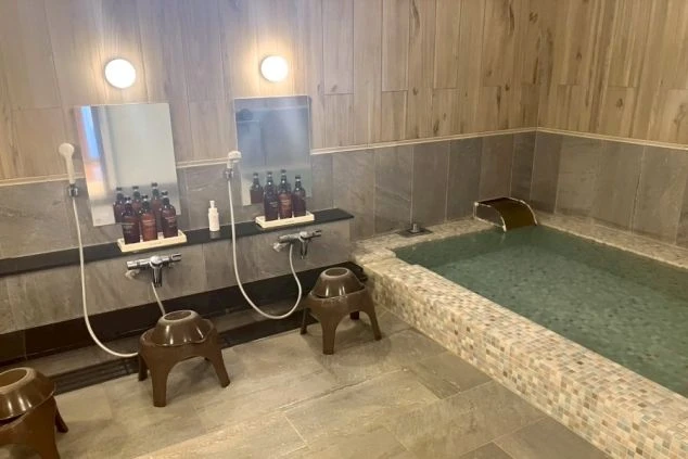 リゾートバイト住み込み求人の綺麗な大浴場。仕事の疲れを癒せる、清潔感あふれるモダンで広々とした入浴施設。