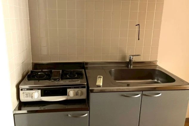 リゾートバイト個室寮の室内キッチン。2口ガスコンロ完備で、仕事終わりや休日も自炊がしやすい便利な環境。