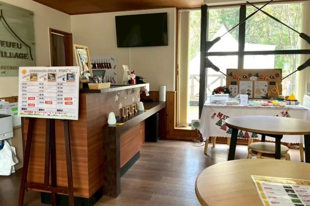 リゾートバイトのフロント・受付業務。アットホームな雰囲気のカウンターで、笑顔の接客を楽しめる環境。