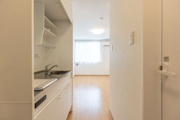 リゾートバイトの新築個室寮の部屋にあるキッチンの画像。