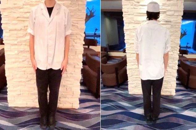 調理・調理補助用の制服。白いコックコートと黒いズボン、白い帽子を着用した人物の全身写真が、正面と背面の2枚並んでいる。