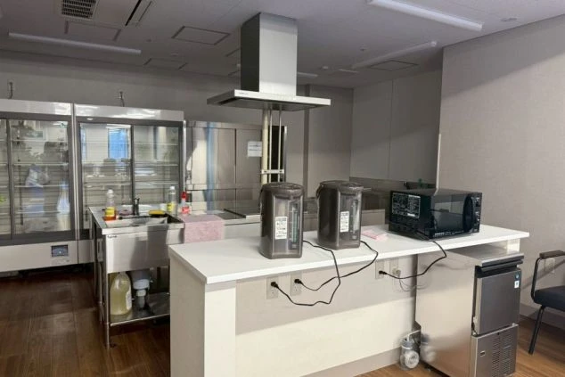 電子レンジやポット、流し台がある共用キッチン。