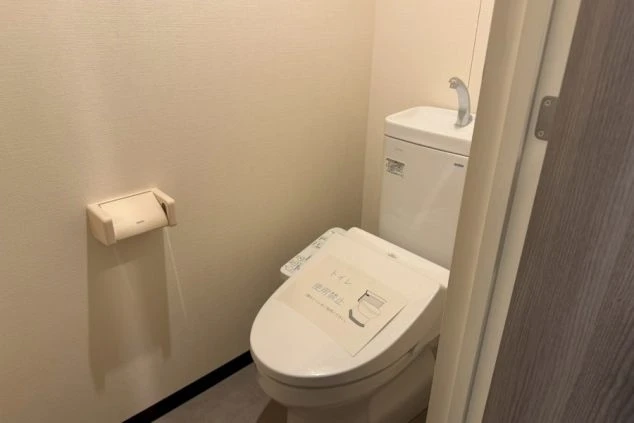 温水洗浄便座付きのシンプルな洋式トイレ。