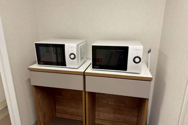 共用スペースに並ぶ2台の電子レンジ。