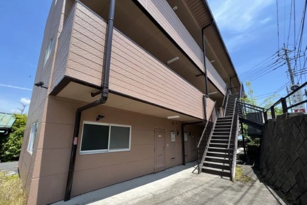 清潔感のある3階建ての従業員寮。プライバシーが守られた個室寮で、初めてのリゾートバイトでも安心して生活できる住み込み環境。