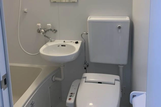 個室内のバス・トイレ。毎日清潔に利用できる、完全プライベートな水回り設備が整ったリゾートバイト寮。