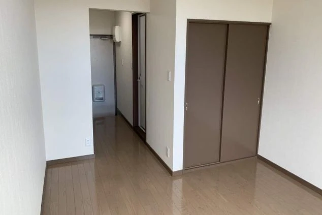 収納スペースが充実した個室寮の内観。荷物が多い長期のリゾートバイトでも、すっきりと快適に暮らせる住居スペース。