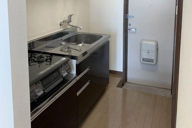 個室内に完備されたミニキッチン。2口ガスコンロ付きで、自炊派のリゾートバイトスタッフにも便利な寮の設備。