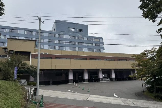 山間に位置する大規模リゾートホテルの外観。多くのスタッフが活躍する、活気ある環境での住み込みリゾートバイト。