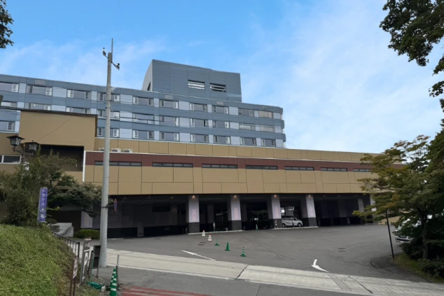 山間に位置する大規模リゾートホテルの外観。多くのスタッフが活躍する、活気ある環境での住み込みリゾートバイト。