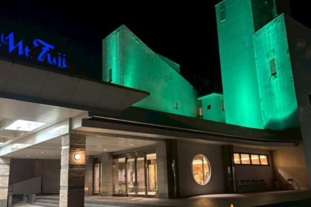 幻想的な夜の施設外観。山中湖のリゾートバイトの赴任先。