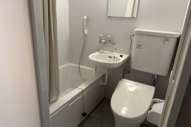 清潔感のある、温水洗浄便座付きのユニットバス。