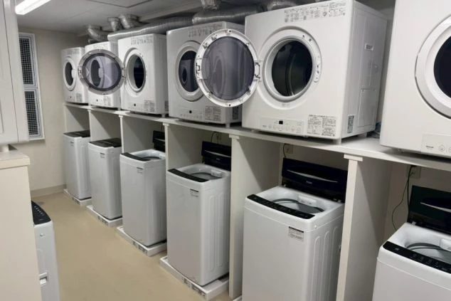 洗濯機とガス乾燥機が複数完備されたランドリールーム。