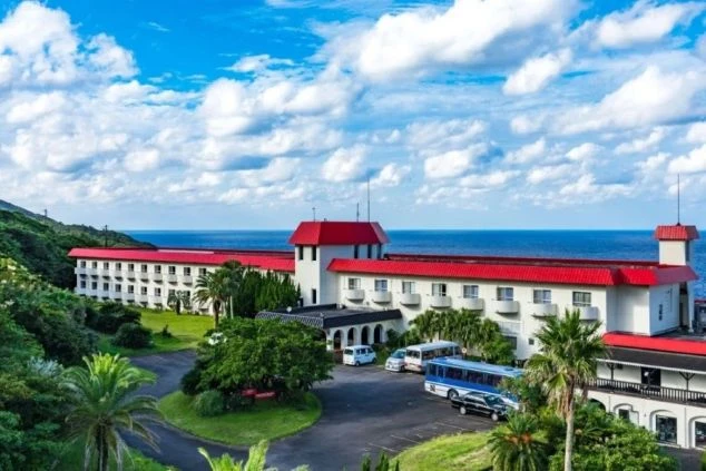 八丈島のホテルの施設外観画像。