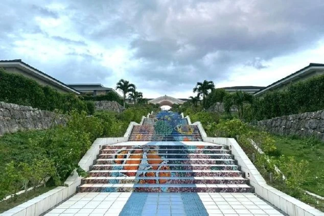 ホテルの中央にある、魚のモチーフが美しいモザイクタイルで彩られた階段。